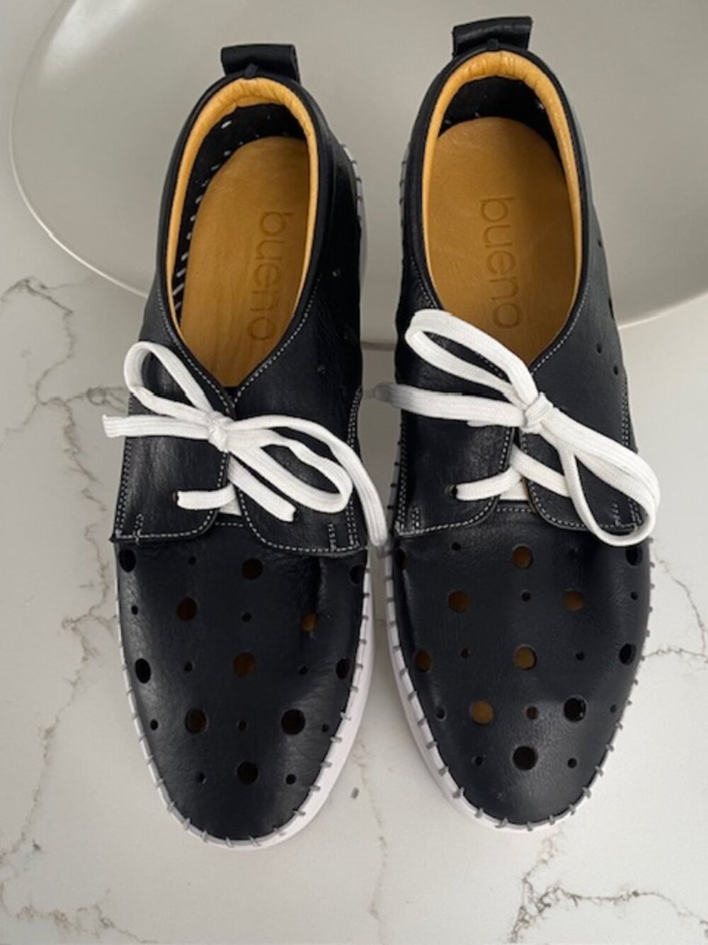Bueno brand Leather lace-up platform shoe, size 39/8.5 US